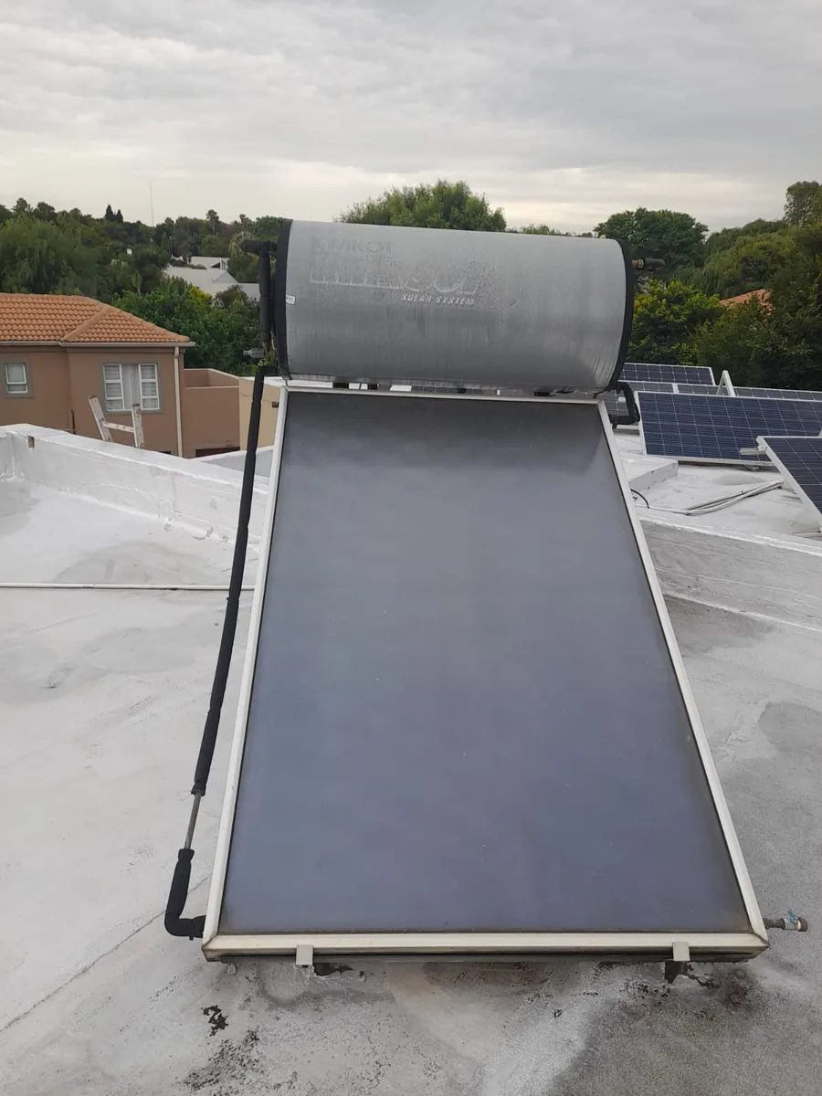 roof-mounted flat plate solar geyser installation inspected by experienced solar geyser plumbers