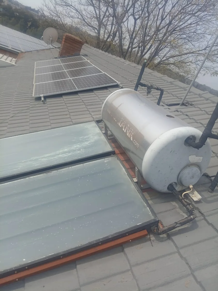 flat plate 200 litre solar geyser system mounted on a roof